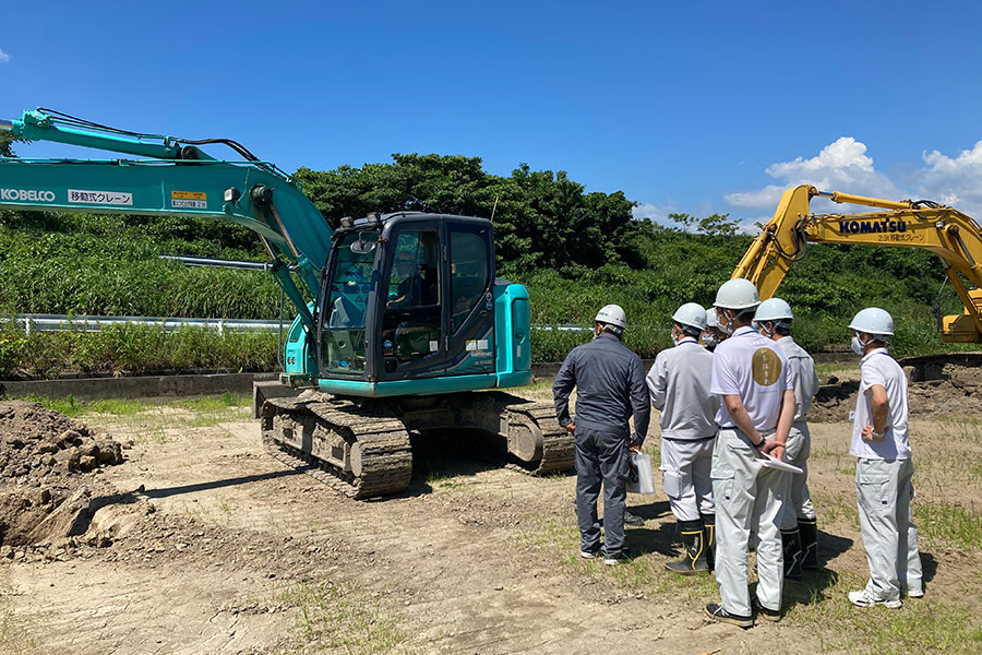 「ICT施工を活用した工事現場見学会(自社主催）」嶺南振興局では福井県で初めてのICT活用工事を導入した事業を実施。農村整備工事関係者に対する現場見学会を開催しました。